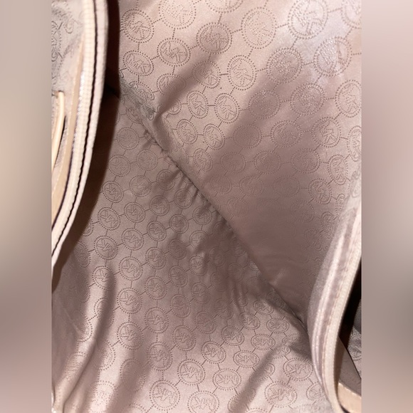 Michael Kors Jet Set Tote - Picture 5 of 9